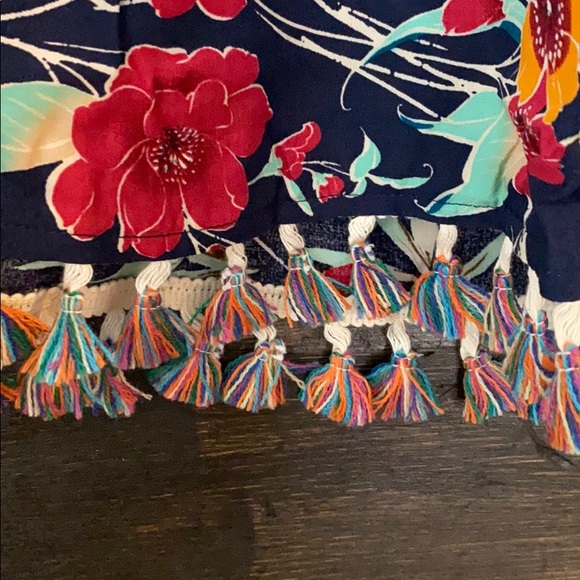 NWT Kori floral print top with fringe trim - Picture 2 of 3